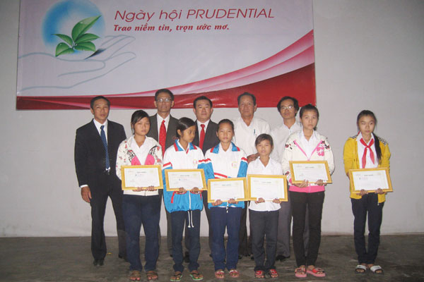 Báo Gia Lai và Công ty Bảo hiểm nhân thọ Prudential trao học bổng cho học sinh nghèo vượt khó học giỏi tại thị xã Ayun Pa.